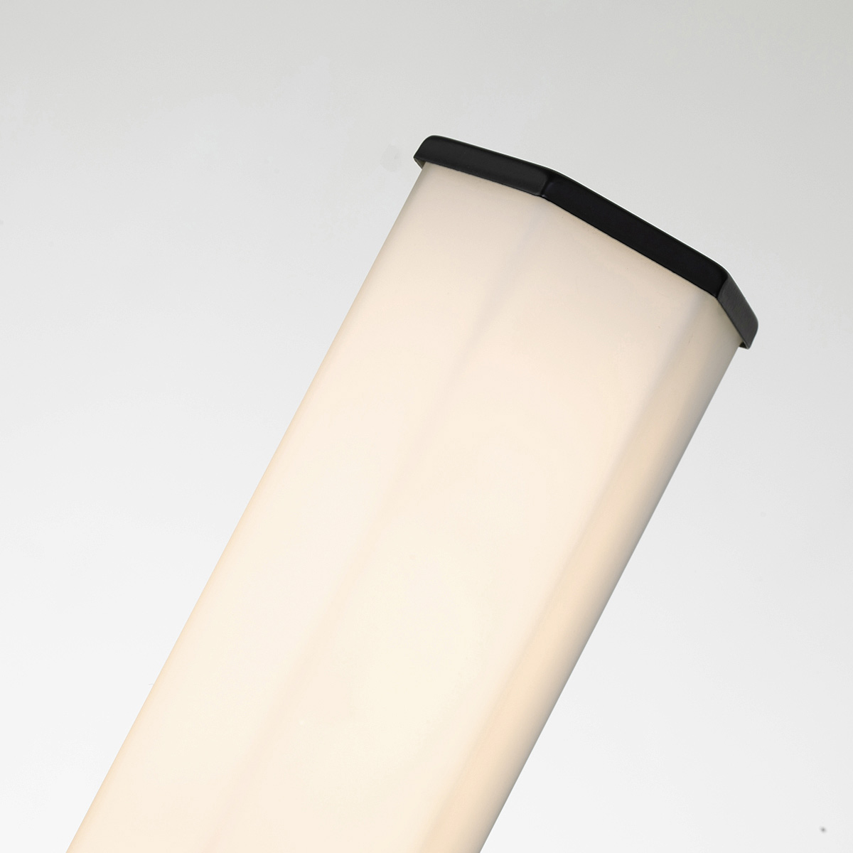 Facet 35cm Noir lampe de salle de bain De Elstead Lighting - Facet est une lampe de salle de bain moderne et élégante qui allie fonctionnalité et esthétique.