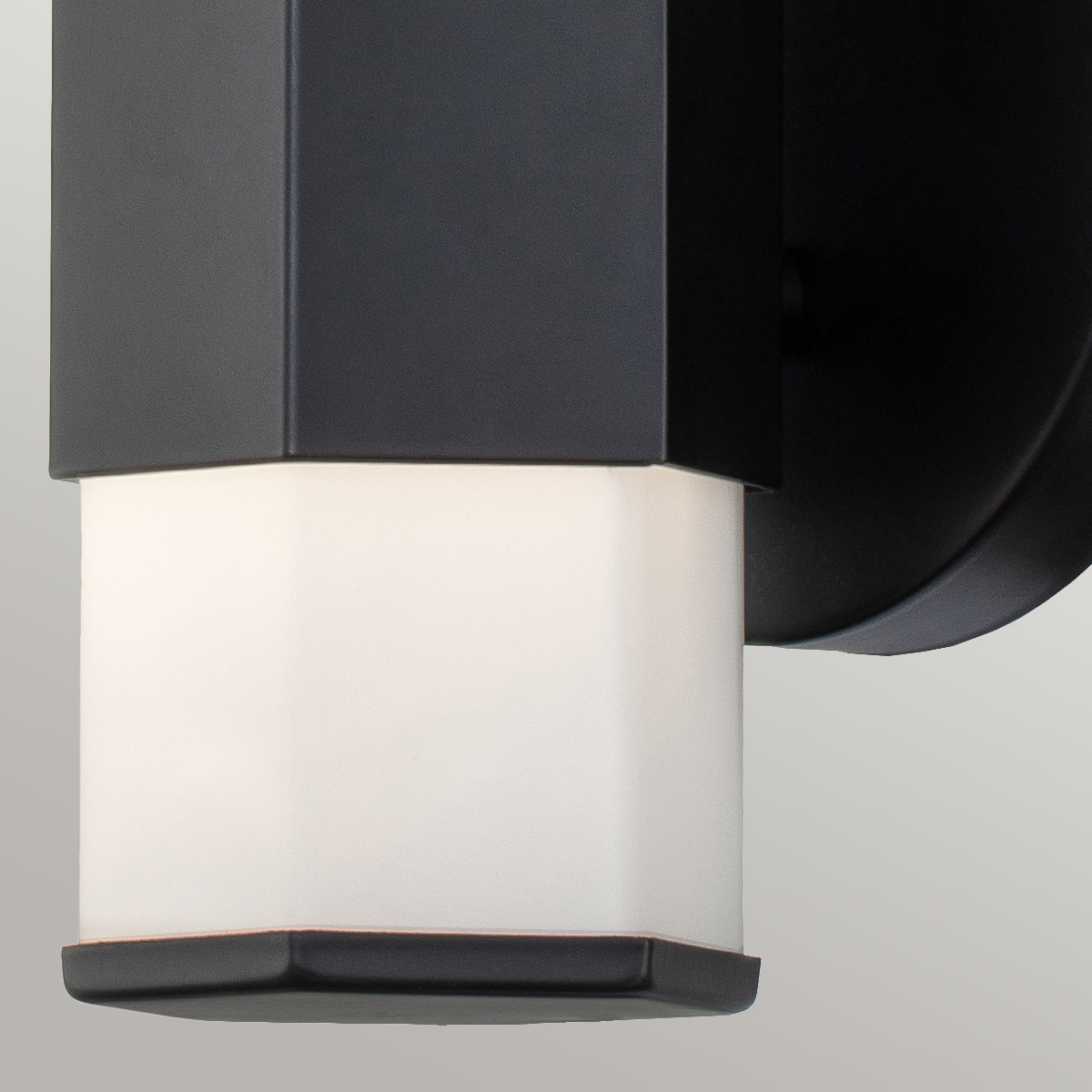 Facet 35cm Noir lampe de salle de bain De Elstead Lighting - Facet est une lampe de salle de bain moderne et élégante qui allie fonctionnalité et esthétique.