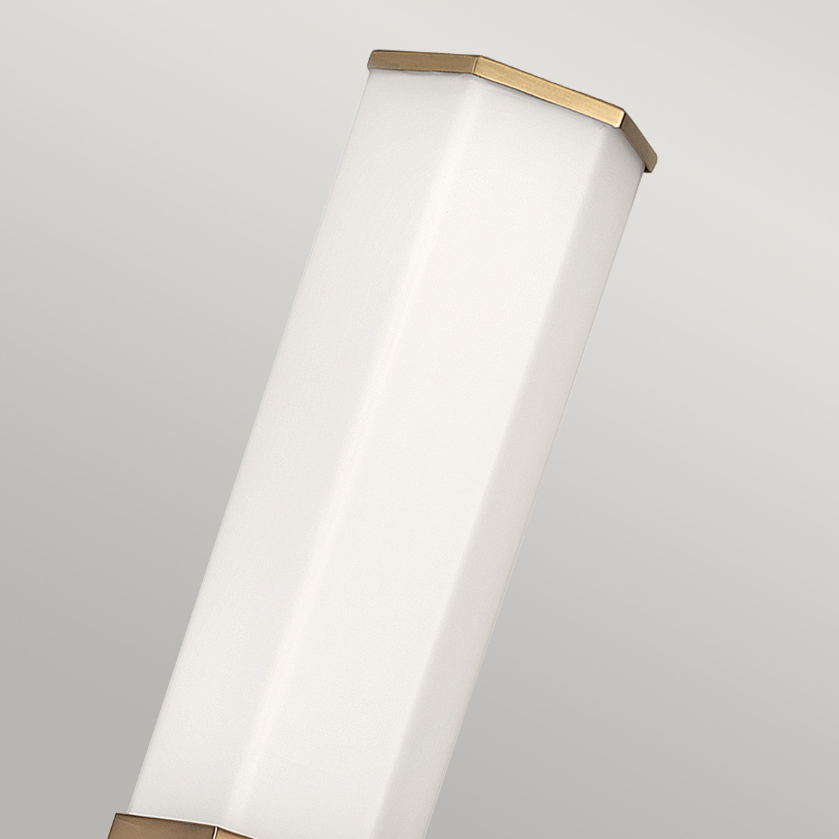 Facet 35cm Laiton antique lampe de salle de bain De Elstead Lighting - Facet est une lampe de salle de bain moderne et élégante qui allie fonctionnalité et esthétique.