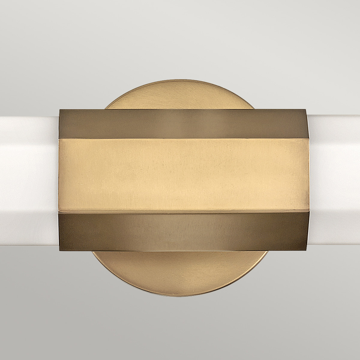 Facet 65cm Laiton antique lampe de salle de bain De Elstead Lighting - Facet est une lampe de salle de bain moderne et élégante qui allie fonctionnalité et esthétique.