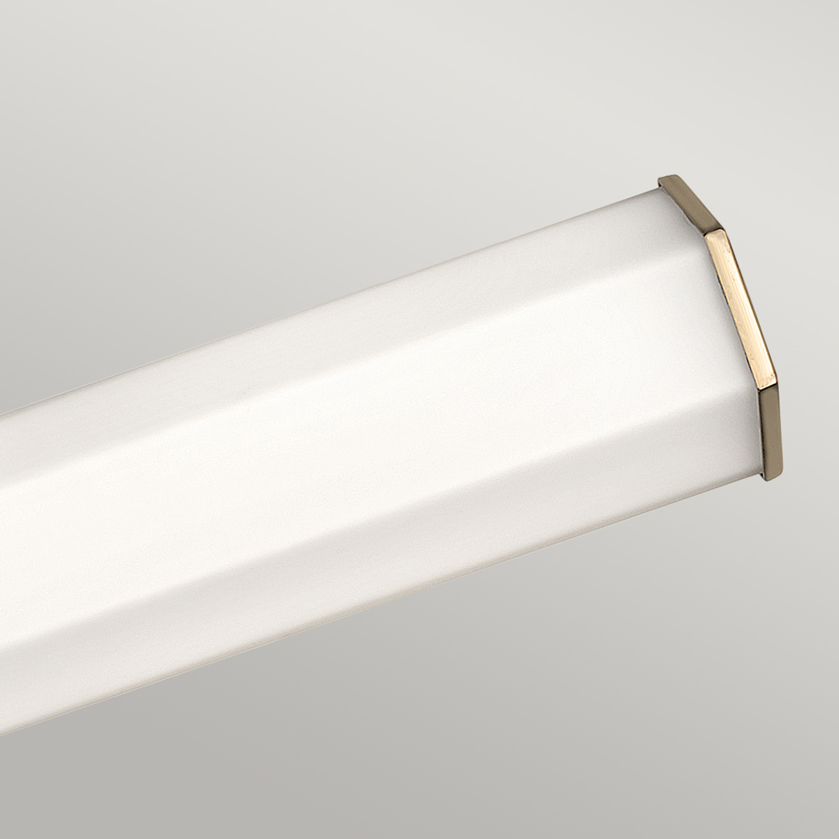 Facet 65cm Laiton antique lampe de salle de bain De Elstead Lighting - Facet est une lampe de salle de bain moderne et élégante qui allie fonctionnalité et esthétique.
