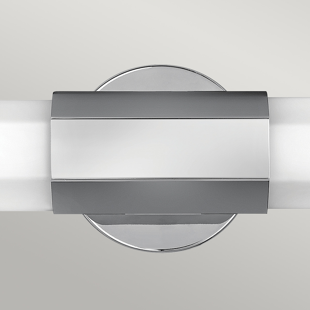 Facet 65cm Chrome lampe de salle de bain De Elstead Lighting - Facet est une lampe de salle de bain moderne et élégante qui allie fonctionnalité et esthétique.