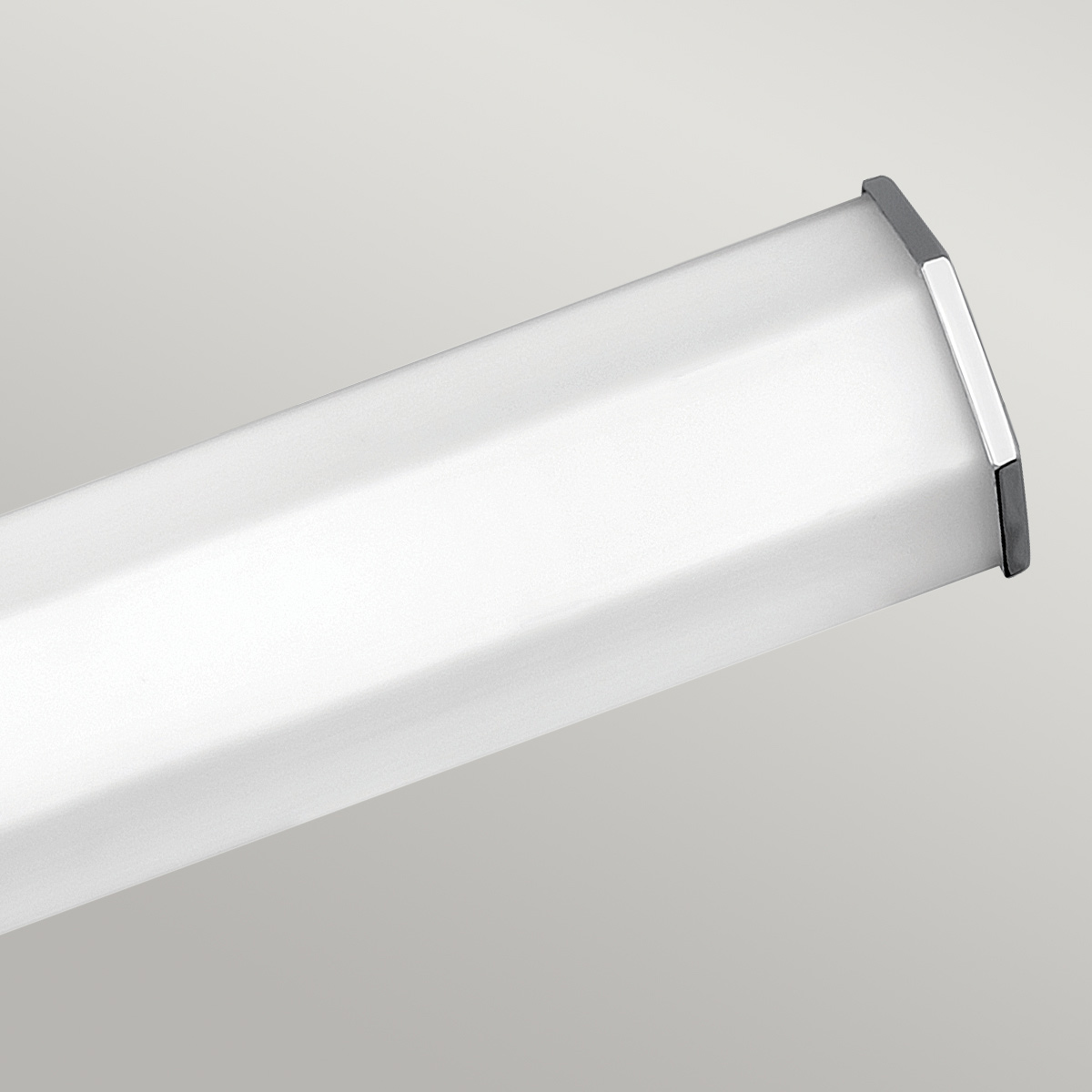 Facet 65cm Chrome lampe de salle de bain De Elstead Lighting - Facet est une lampe de salle de bain moderne et élégante qui allie fonctionnalité et esthétique.