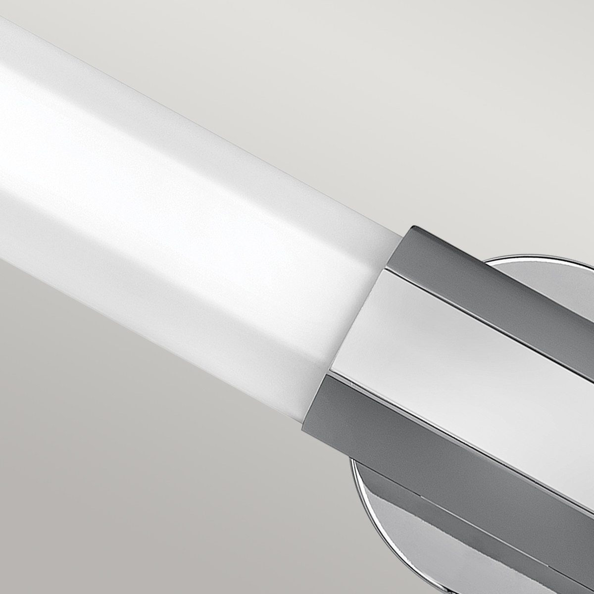 Facet 65cm Chrome lampe de salle de bain De Elstead Lighting - Facet est une lampe de salle de bain moderne et élégante qui allie fonctionnalité et esthétique.