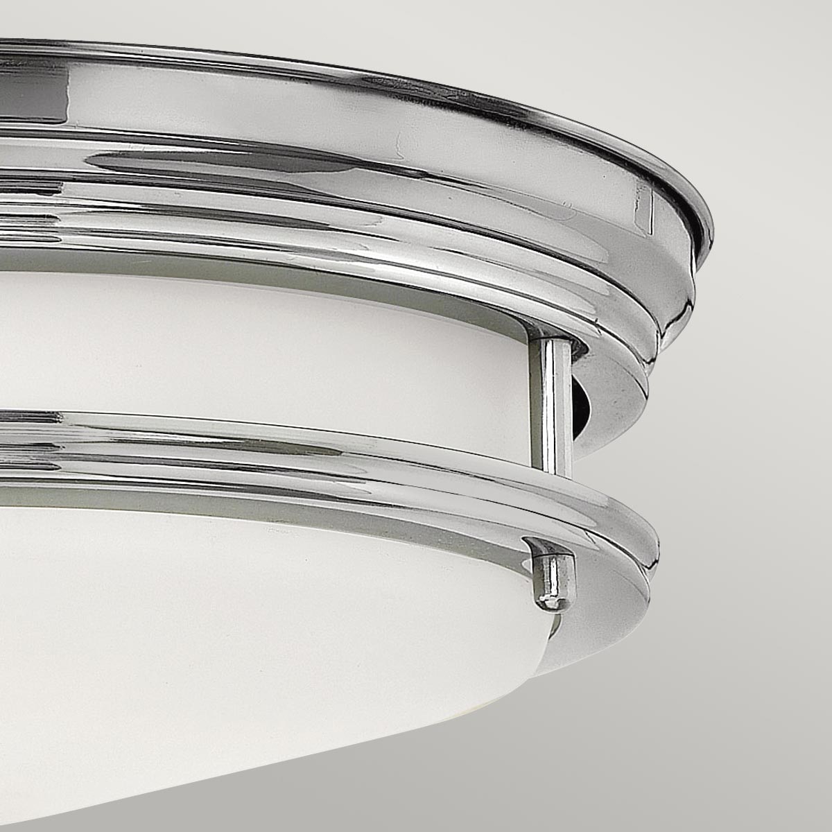Hadrian Ø30 Chrome lampe de salle de bain De Elstead Lighting - Cette lampe est à la fois fonctionnelle et décorative, ce qui en fait un choix idéal pour rehausser le style et l'éclairage de votre salle de bain.