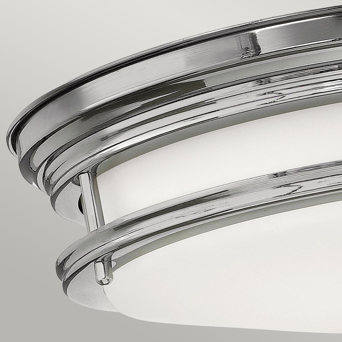 Hadrian Ø30 Chrome lampe de salle de bain De Elstead Lighting - Cette lampe est à la fois fonctionnelle et décorative, ce qui en fait un choix idéal pour rehausser le style et l'éclairage de votre salle de bain.
