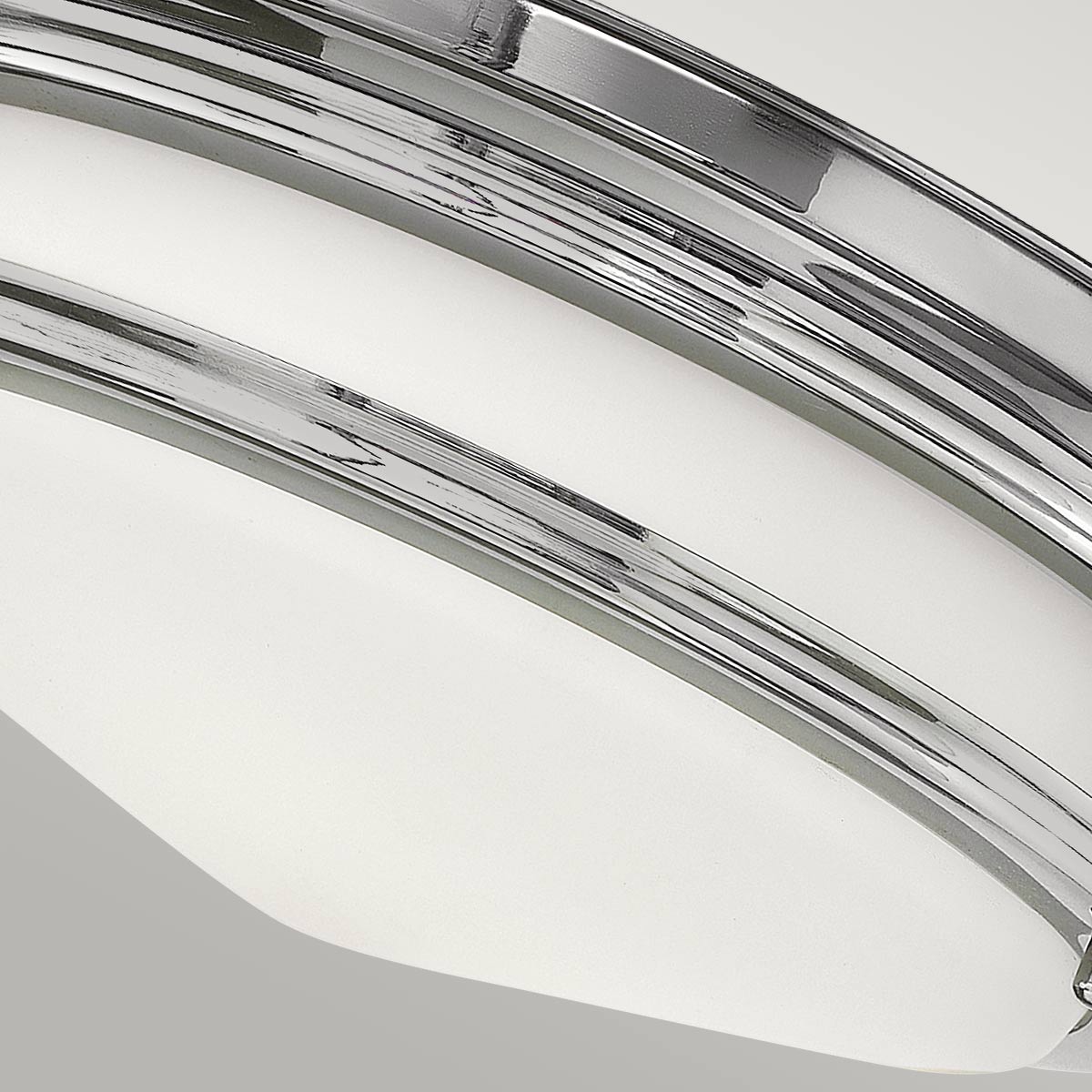 Hadrian Ø30 Chrome lampe de salle de bain De Elstead Lighting - Cette lampe est à la fois fonctionnelle et décorative, ce qui en fait un choix idéal pour rehausser le style et l'éclairage de votre salle de bain.