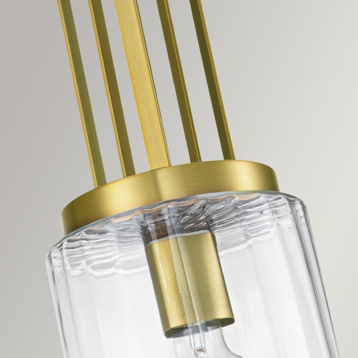 Kimrose Ø18 Laiton brossé suspension De Elstead Lighting - L'abat-jour cylindrique en verre est transparent et présente des rainures verticales, créant un effet d'éclairage unique et subtil.