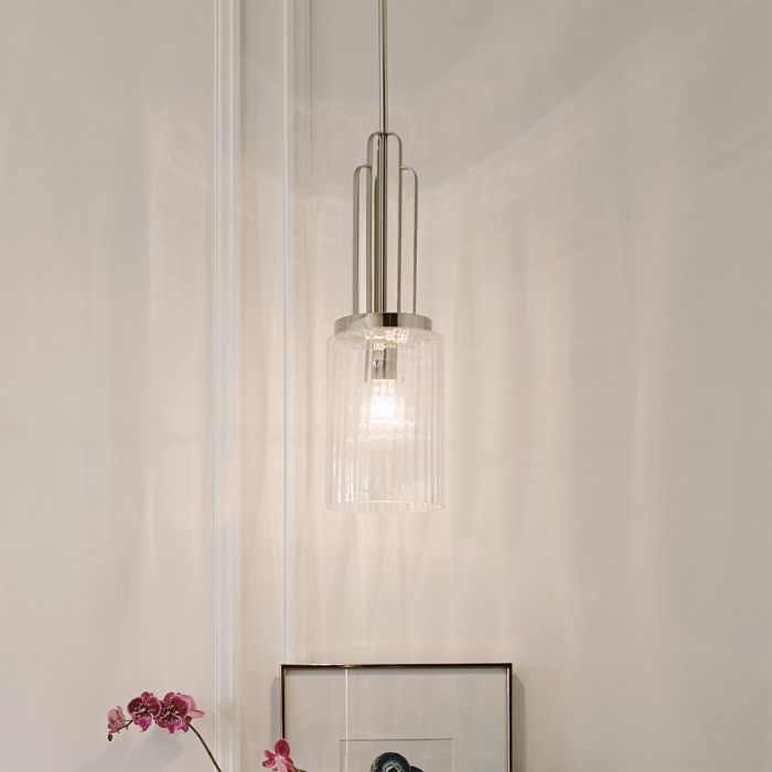 Kimrose Ø18 Nickel suspension De Elstead Lighting - L'abat-jour cylindrique en verre est transparent et présente des rainures verticales, créant un effet d'éclairage unique et subtil.