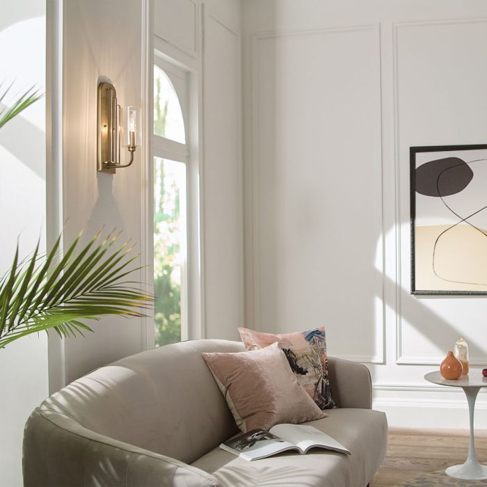 Kimrose 35cm Laiton brossé applique murale De Elstead Lighting - L'abat-jour cylindrique en verre est transparent et pr&eacute;sente des rainures verticales, cr&eacute;ant un effet d'&eacute;clairage unique et subtil.