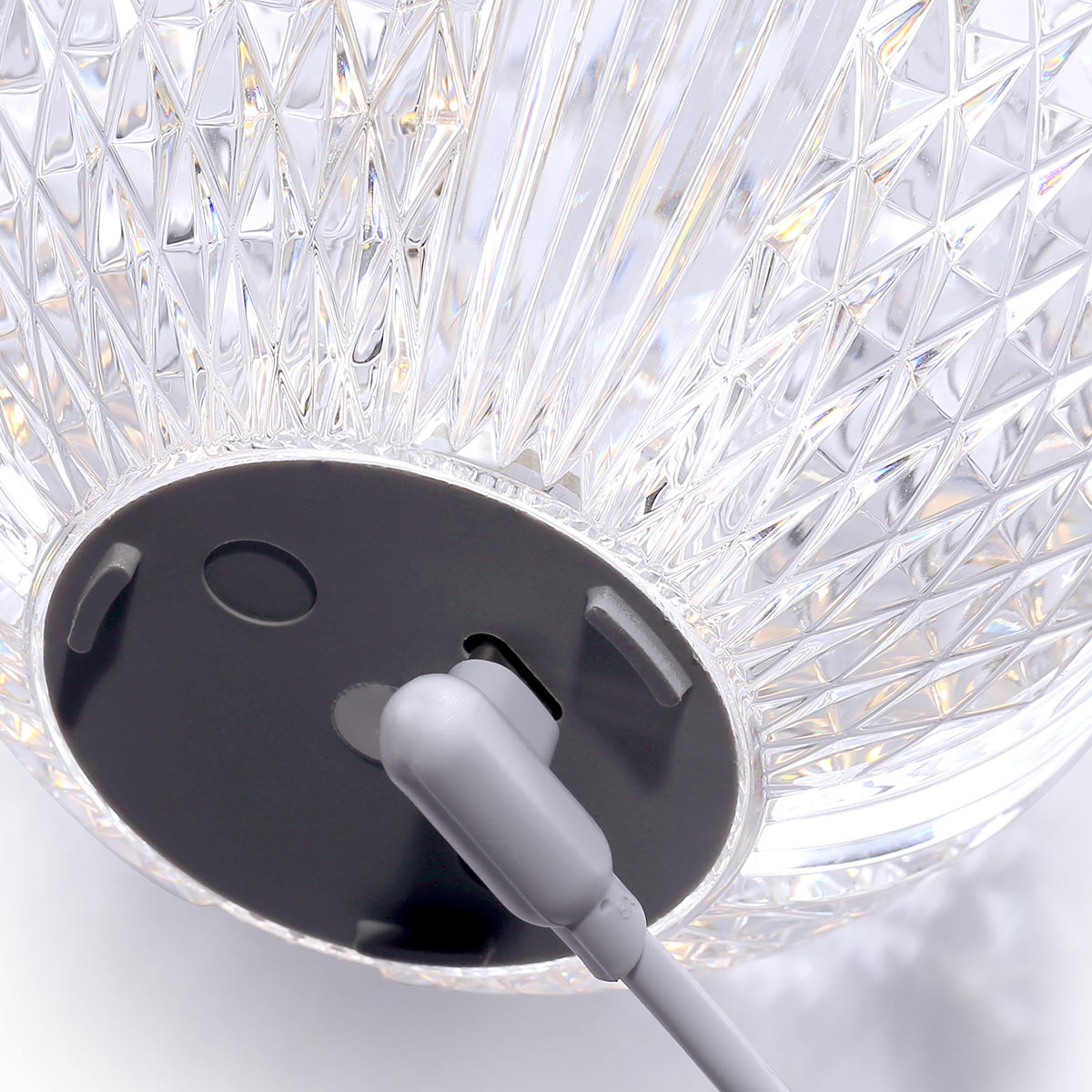 Marni 10cm Transparent portable De Elstead Lighting - Marni est une lampe de table élégante et rechargeable, au design décoratif alliant acier, finition laiton naturel et acrylique transparent à motifs.