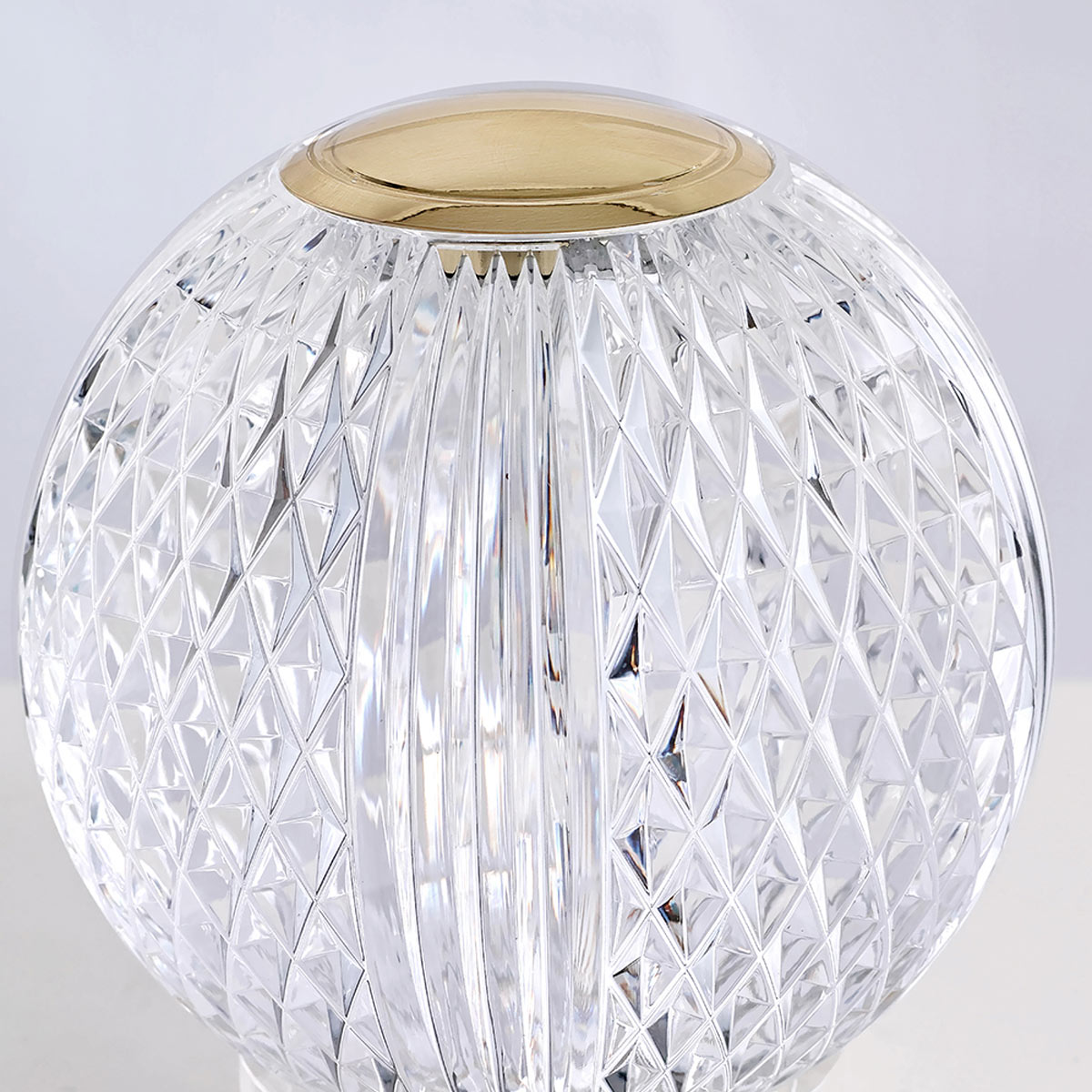 Marni 10cm Transparent portable De Elstead Lighting - Marni est une lampe de table élégante et rechargeable, au design décoratif alliant acier, finition laiton naturel et acrylique transparent à motifs.