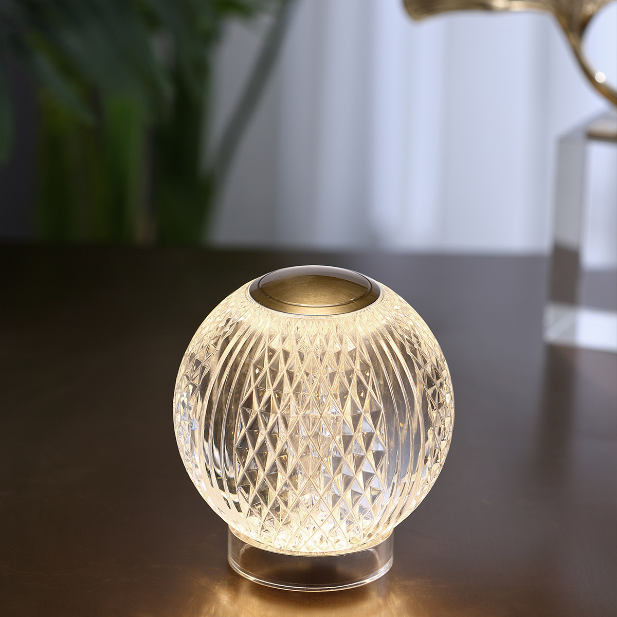 Marni 10cm Transparent portable De Elstead Lighting - Marni est une lampe de table élégante et rechargeable, au design décoratif alliant acier, finition laiton naturel et acrylique transparent à motifs.