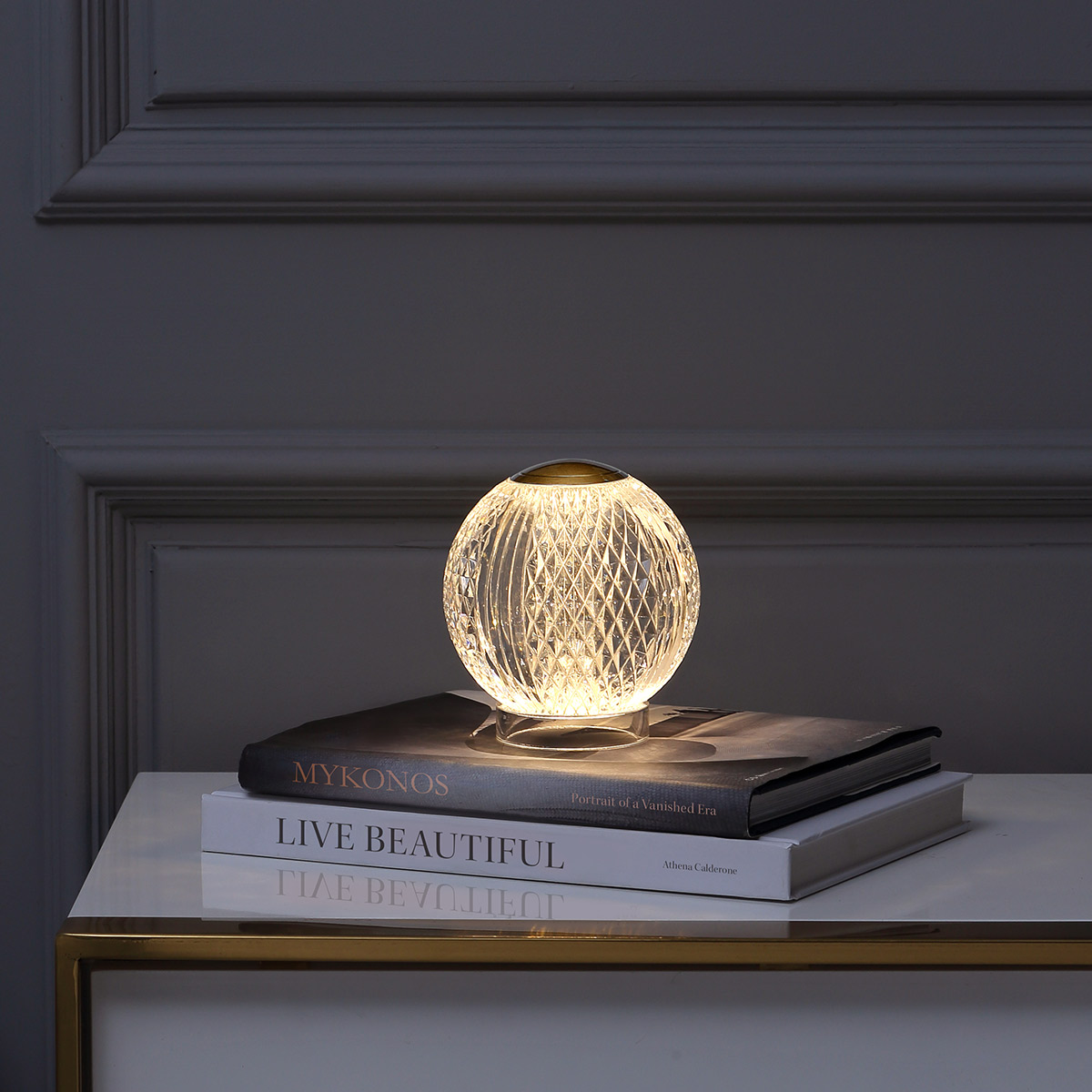Marni 10cm Transparent portable De Elstead Lighting - Marni est une lampe de table élégante et rechargeable, au design décoratif alliant acier, finition laiton naturel et acrylique transparent à motifs.