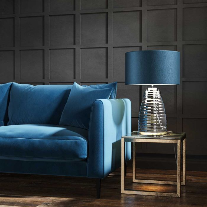 Milne 64cm Bleu lampe de table De Elstead Lighting - Till sk&auml;rmen beh&ouml;vs en E27 ljusk&auml;lla (ej inkluderad) och till basen ing&aring;r en utbytbar 8W LED GU10-lampa, som ger 560 lumen vid en f&auml;rgtemperatur p&aring; 3000K.