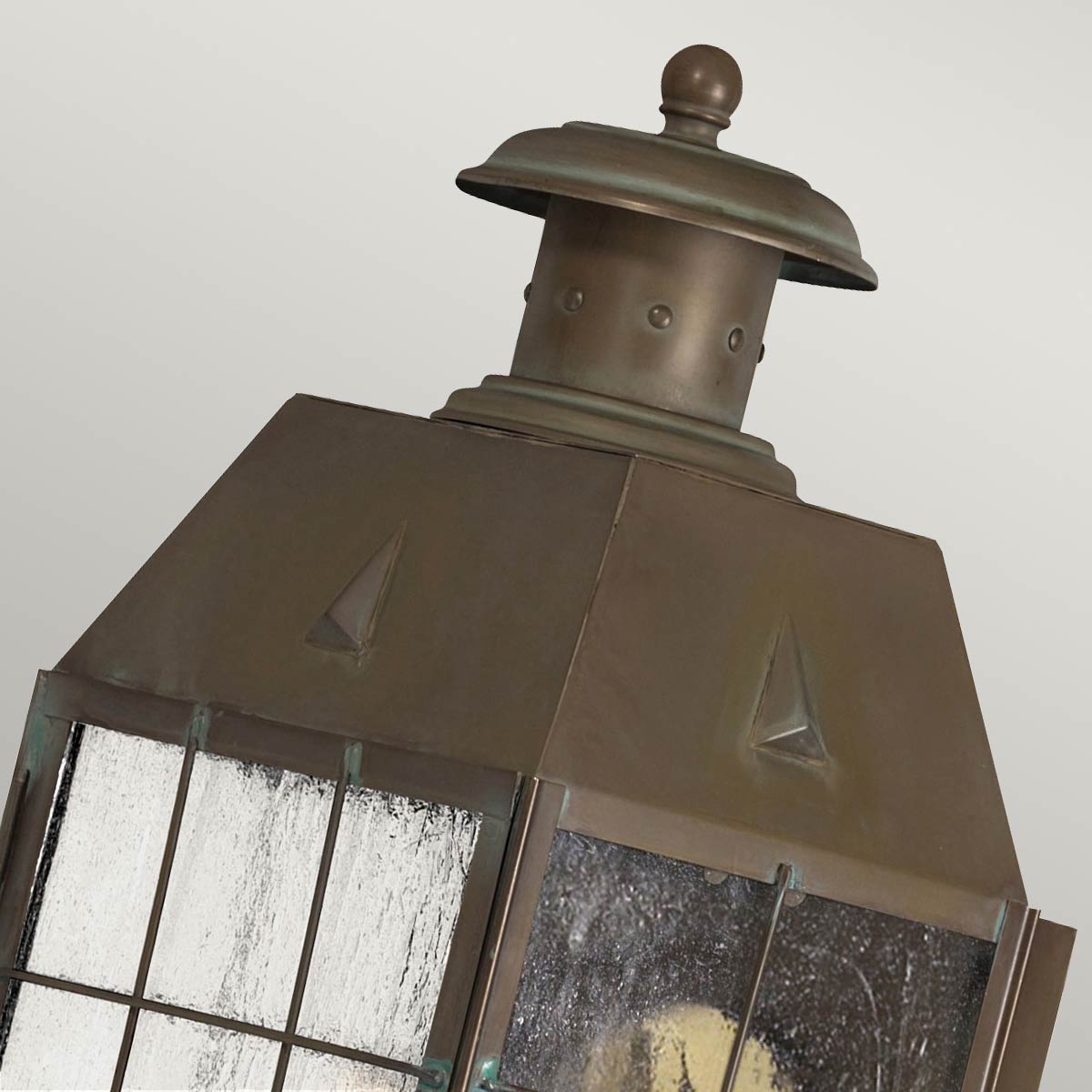Nantucket 42cm Laiton antique lampe d’extérieur De Elstead Lighting - Tillverkad av massiv m&auml;ssing och glas, erbjuder den en robust och elegant konstruktion som &aring;ldras vackert &ouml;ver tid.