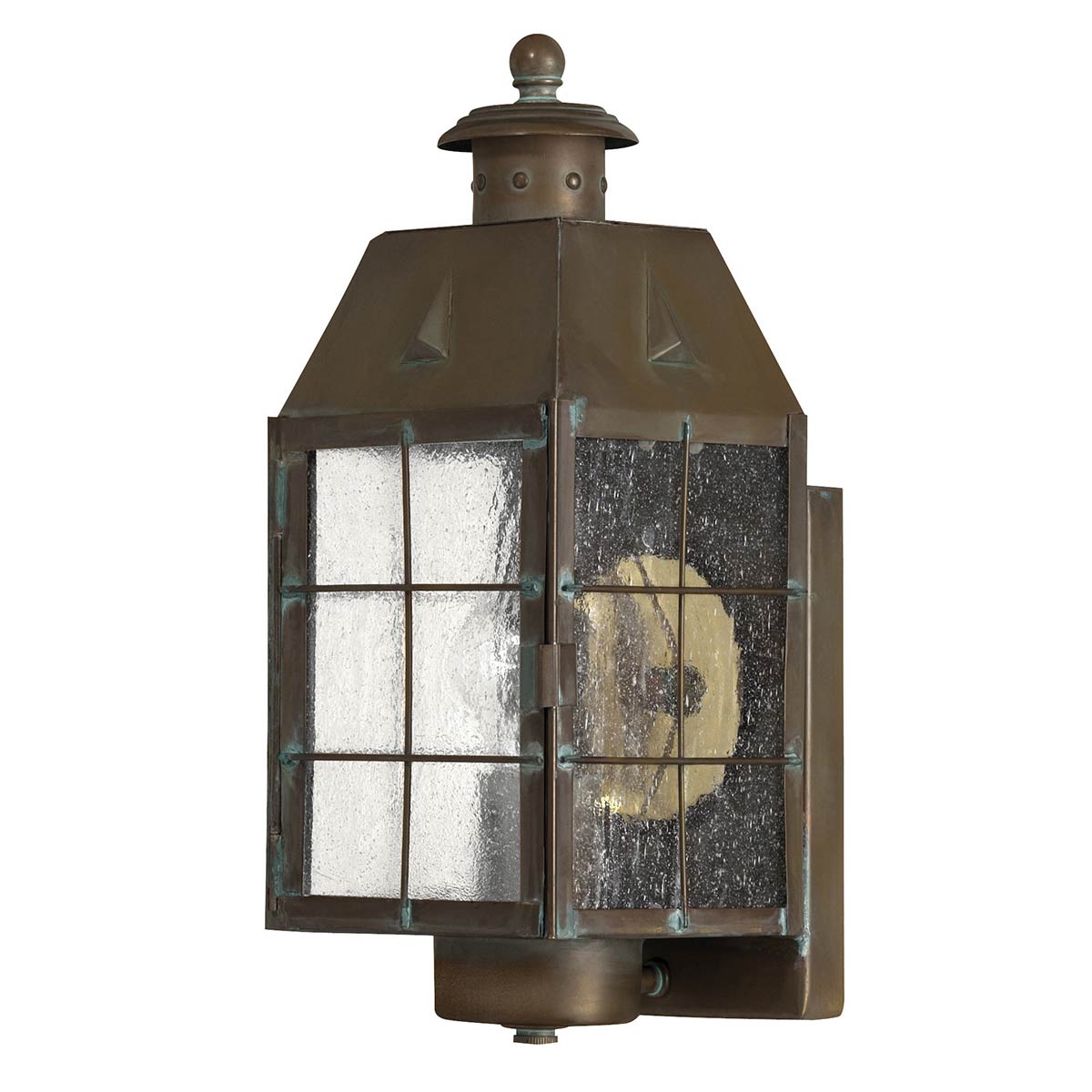 Nantucket 34cm Laiton antique lampe d’extérieur De Elstead Lighting - Avec un indice de protection IP44, Nantucket est protégé contre les intempéries et le vent, ce qui le rend parfait pour éclairer les entrées, les patios et les jardins.