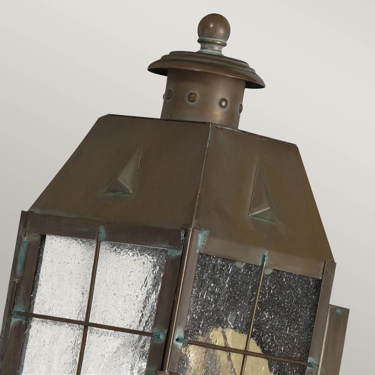 Nantucket 34cm Laiton antique lampe d’extérieur De Elstead Lighting - Avec un indice de protection IP44, Nantucket est protégé contre les intempéries et le vent, ce qui le rend parfait pour éclairer les entrées, les patios et les jardins.