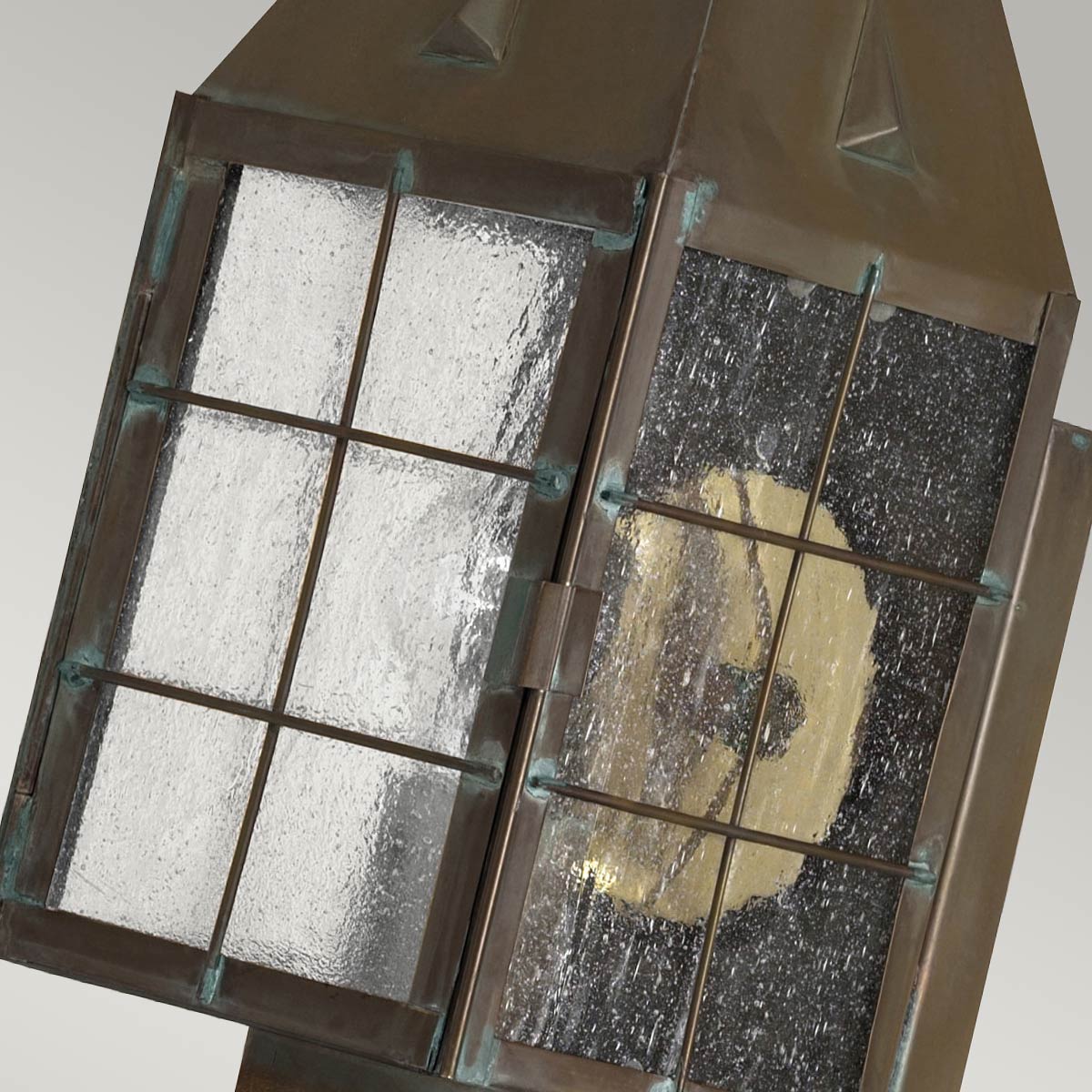 Nantucket 34cm Laiton antique lampe d’extérieur De Elstead Lighting - Avec un indice de protection IP44, Nantucket est protégé contre les intempéries et le vent, ce qui le rend parfait pour éclairer les entrées, les patios et les jardins.
