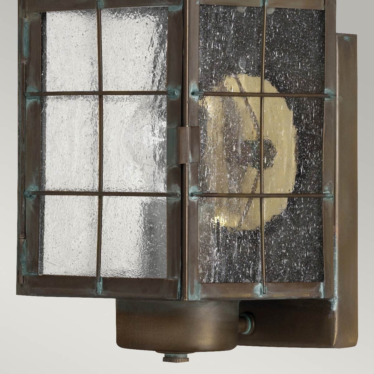 Nantucket 34cm Laiton antique lampe d’extérieur De Elstead Lighting - Avec un indice de protection IP44, Nantucket est protégé contre les intempéries et le vent, ce qui le rend parfait pour éclairer les entrées, les patios et les jardins.