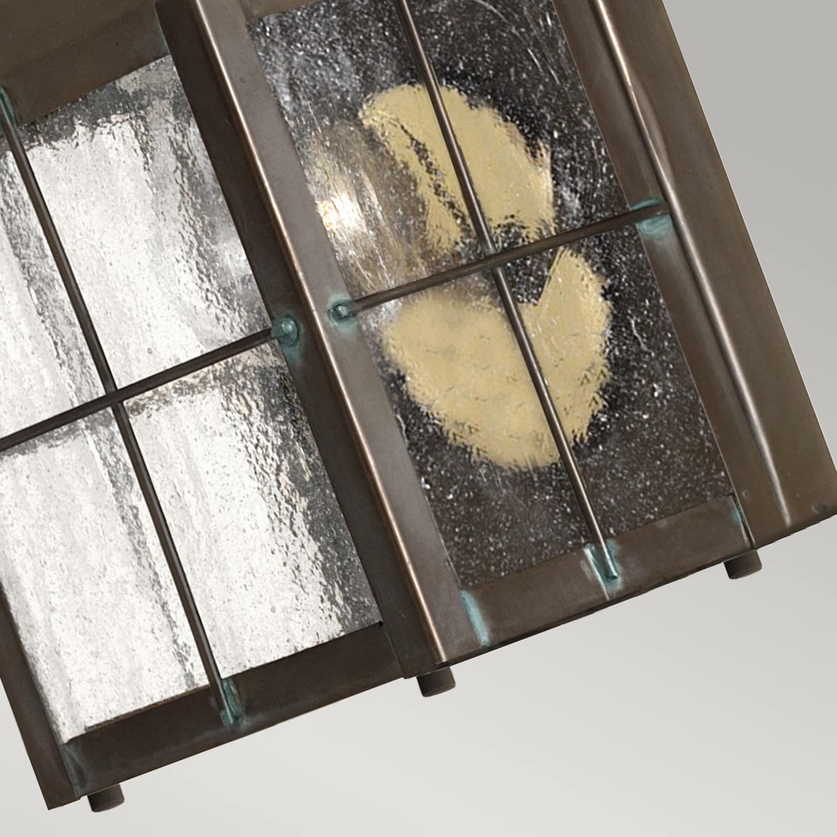 Nantucket 25cm Laiton antique lampe d’extérieur De Elstead Lighting - Tillverkad av massiv m&auml;ssing och glas, erbjuder den en robust och elegant konstruktion som &aring;ldras vackert &ouml;ver tid.