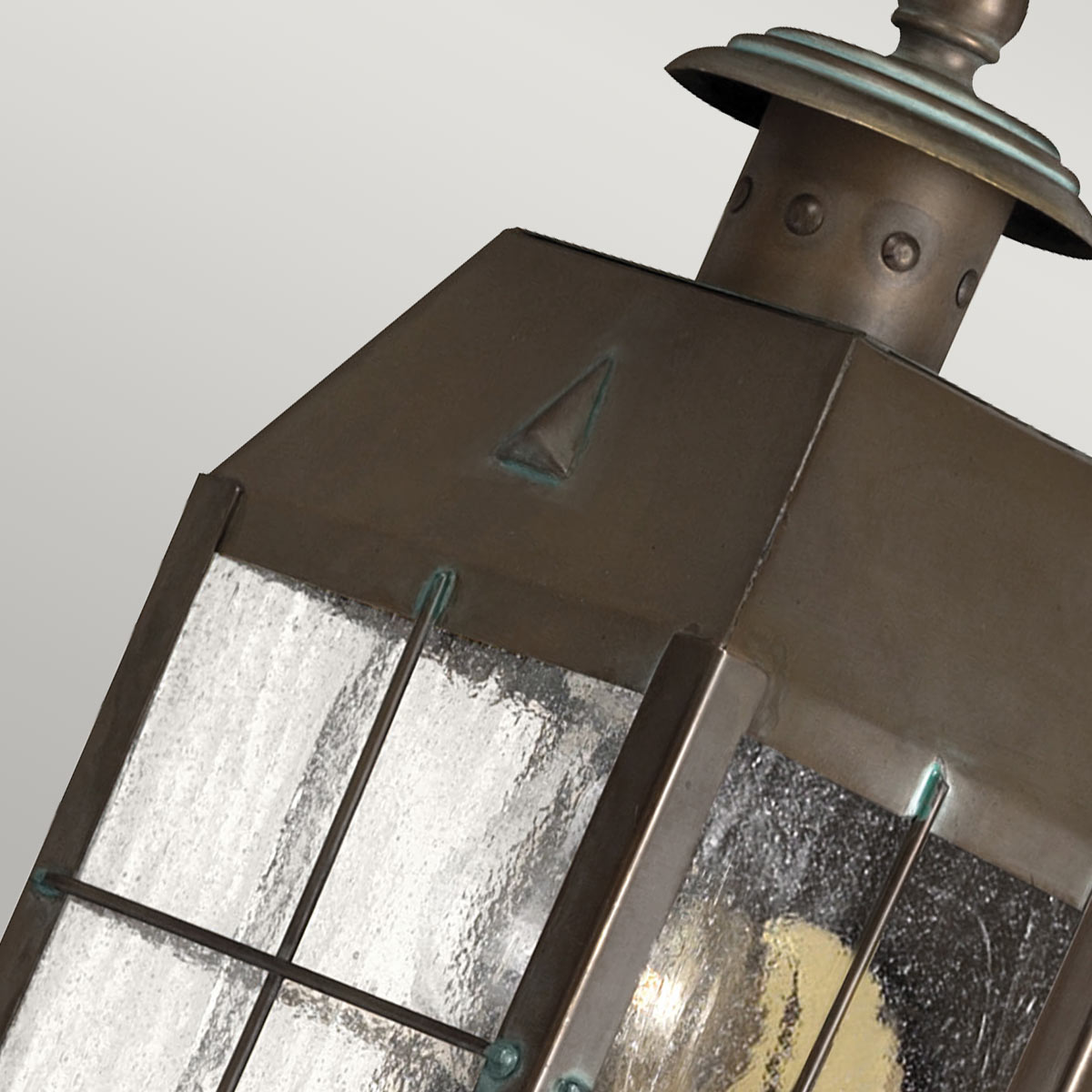 Nantucket 25cm Laiton antique lampe d’extérieur De Elstead Lighting - Tillverkad av massiv m&auml;ssing och glas, erbjuder den en robust och elegant konstruktion som &aring;ldras vackert &ouml;ver tid.