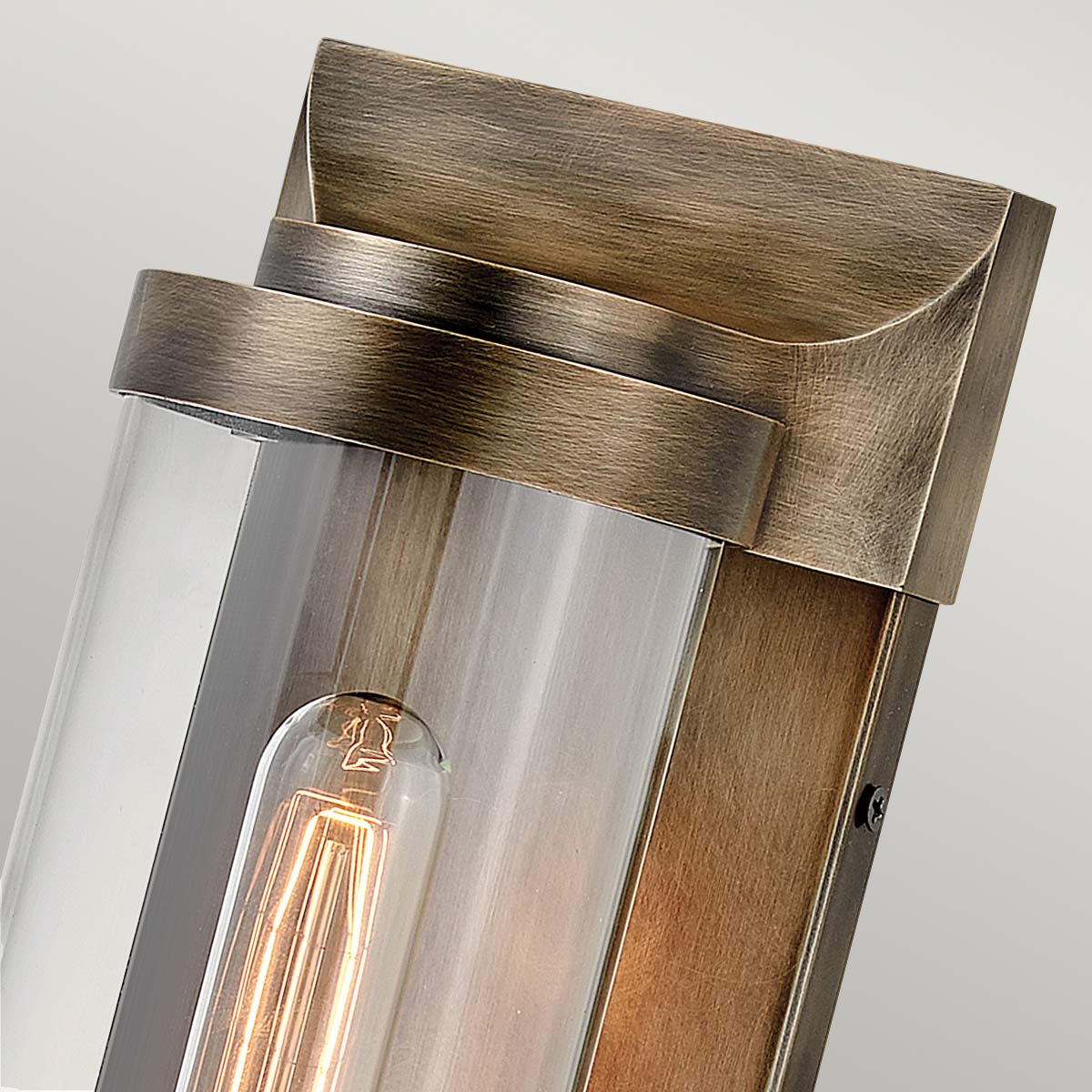 Pearson Bronze lampe d’extérieur De Elstead Lighting - Tillverkad av aluminium, m&auml;ssing och glas, erbjuder den en robust och h&ouml;gkvalitativ konstruktion med en vacker bronsfinish.
