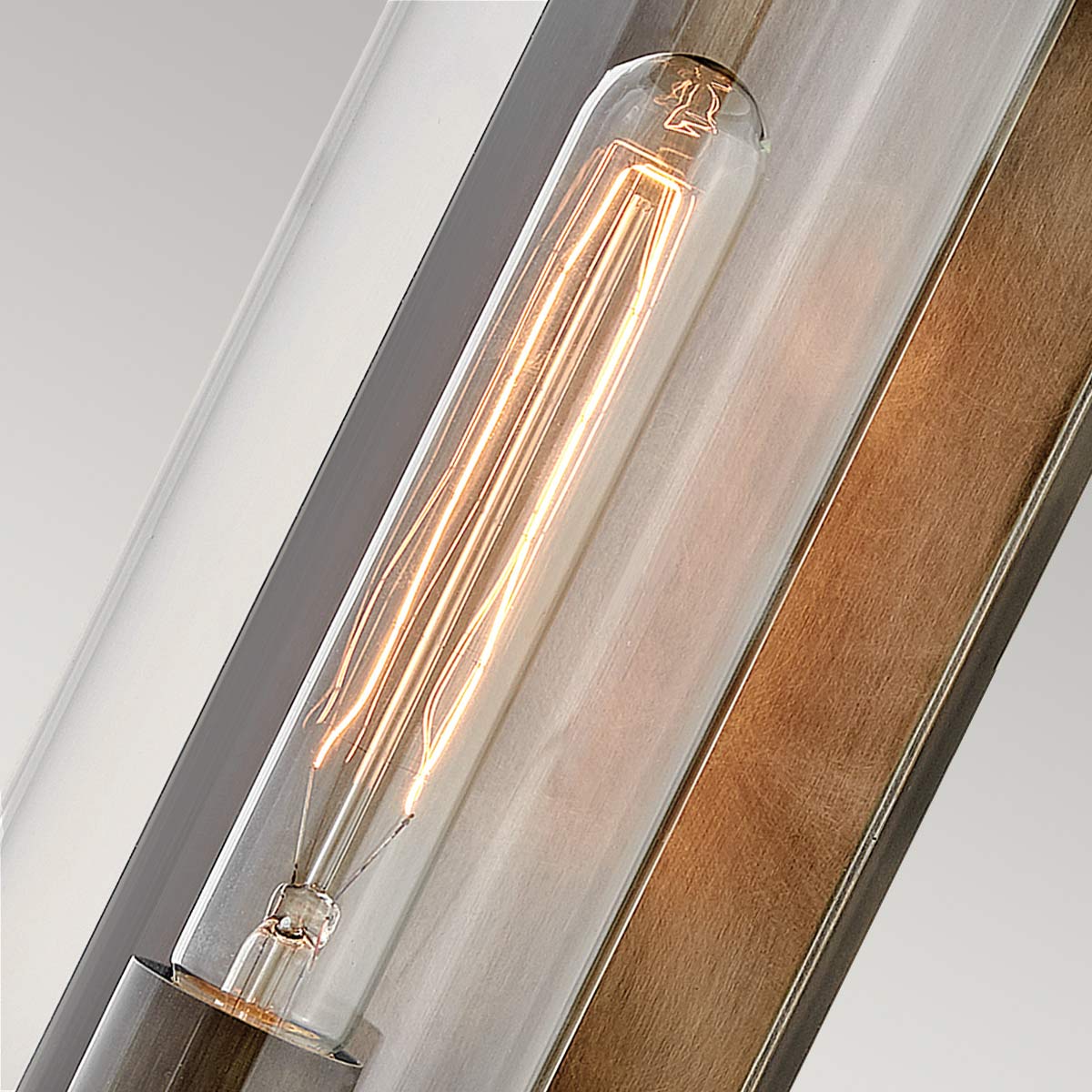 Pearson Bronze lampe d’extérieur De Elstead Lighting - Tillverkad av aluminium, m&auml;ssing och glas, erbjuder den en robust och h&ouml;gkvalitativ konstruktion med en vacker bronsfinish.