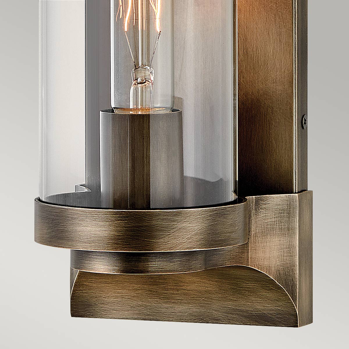 Pearson Bronze lampe d’extérieur De Elstead Lighting - Tillverkad av aluminium, m&auml;ssing och glas, erbjuder den en robust och h&ouml;gkvalitativ konstruktion med en vacker bronsfinish.