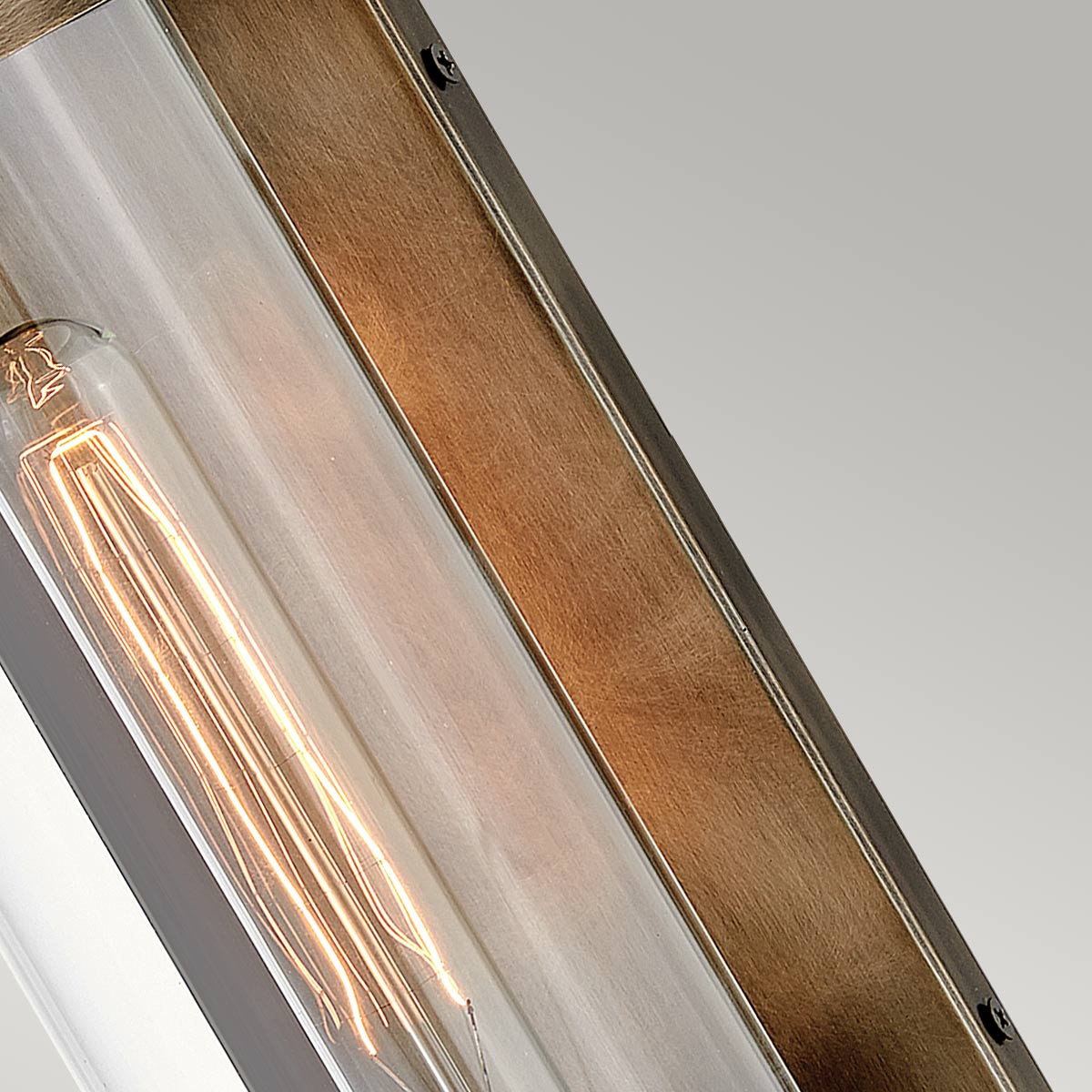 Pearson Bronze lampe d’extérieur De Elstead Lighting - Tillverkad av aluminium, m&auml;ssing och glas, erbjuder den en robust och h&ouml;gkvalitativ konstruktion med en vacker bronsfinish.