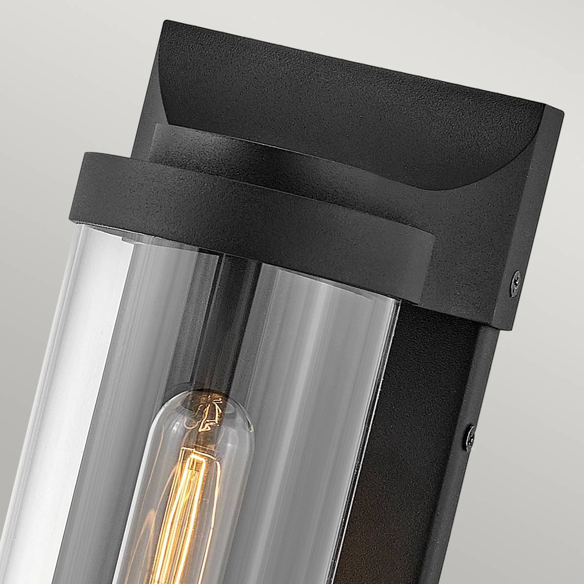 Pearson Noir lampe d’extérieur De Elstead Lighting - Tillverkad av aluminium, m&auml;ssing och glas, erbjuder den en robust och h&ouml;gkvalitativ konstruktion med en vacker texturerad svart finish.
