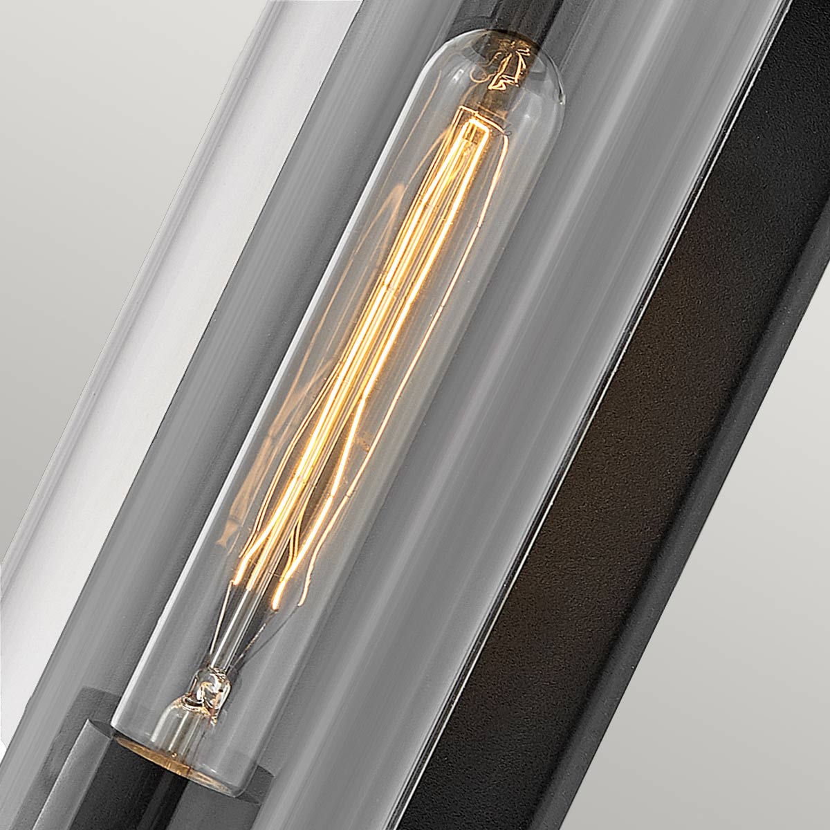 Pearson Noir lampe d’extérieur De Elstead Lighting - Tillverkad av aluminium, m&auml;ssing och glas, erbjuder den en robust och h&ouml;gkvalitativ konstruktion med en vacker texturerad svart finish.