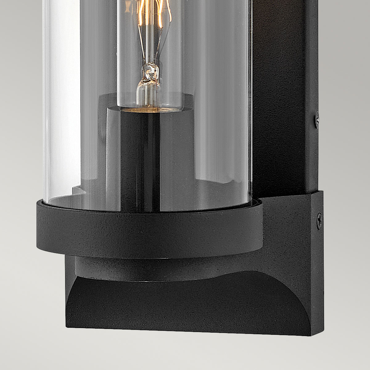 Pearson Noir lampe d’extérieur De Elstead Lighting - Tillverkad av aluminium, m&auml;ssing och glas, erbjuder den en robust och h&ouml;gkvalitativ konstruktion med en vacker texturerad svart finish.