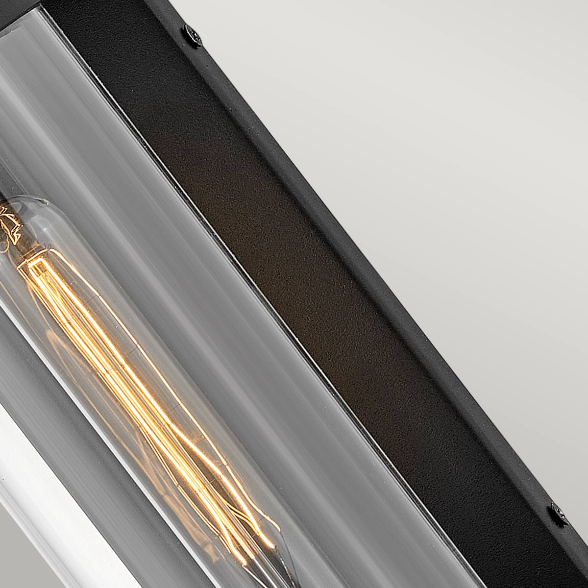 Pearson Noir lampe d’extérieur De Elstead Lighting - Tillverkad av aluminium, m&auml;ssing och glas, erbjuder den en robust och h&ouml;gkvalitativ konstruktion med en vacker texturerad svart finish.