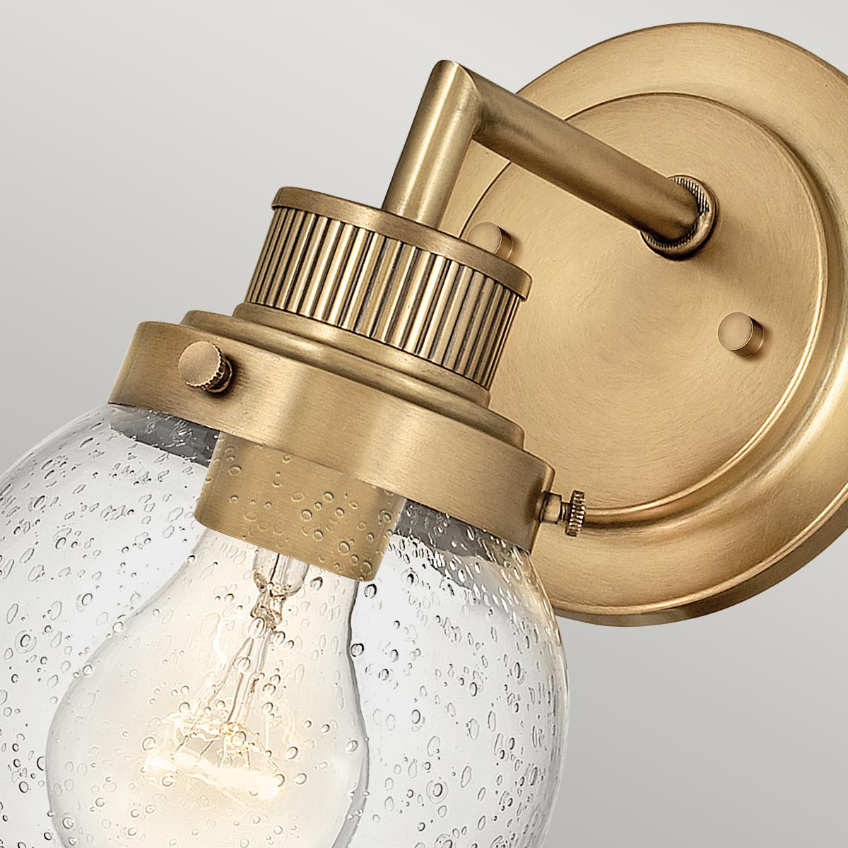 Poppy Ø13 Laiton antique lampe de salle de bain De Elstead Lighting - Poppy dégage non seulement un charme intemporel, mais possède également un indice de protection IP44, ce qui en fait le choix parfait pour l'éclairage de la salle de bain.