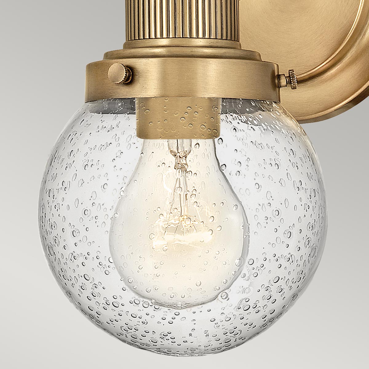 Poppy Ø13 Laiton antique lampe de salle de bain De Elstead Lighting - Poppy dégage non seulement un charme intemporel, mais possède également un indice de protection IP44, ce qui en fait le choix parfait pour l'éclairage de la salle de bain.