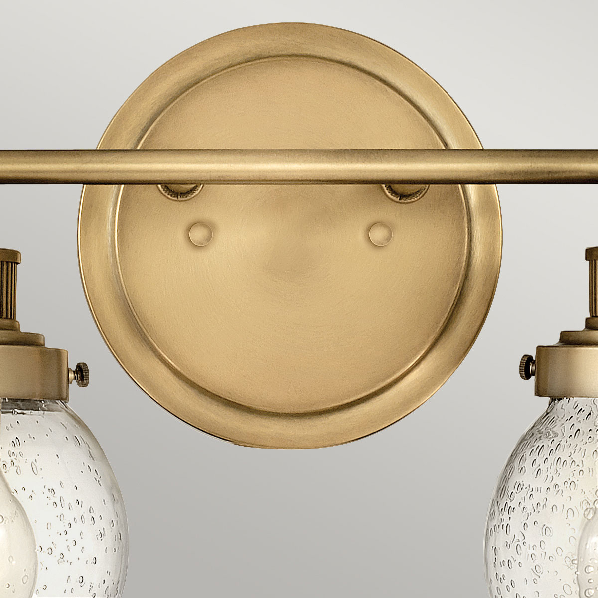 Poppy 37cm Laiton lampe de salle de bain De Elstead Lighting - Poppy est une lampe de salle de bain élégante et charmante qui allie design classique et fonctionnalité moderne.