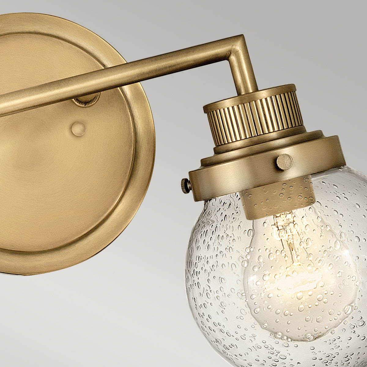 Poppy 37cm Laiton lampe de salle de bain De Elstead Lighting - Poppy est une lampe de salle de bain élégante et charmante qui allie design classique et fonctionnalité moderne.