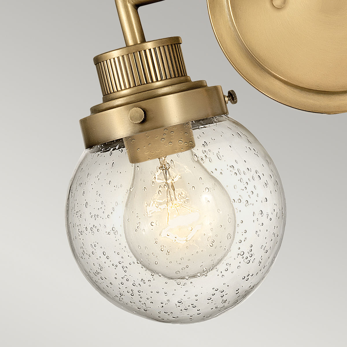 Poppy 37cm Laiton lampe de salle de bain De Elstead Lighting - Poppy est une lampe de salle de bain élégante et charmante qui allie design classique et fonctionnalité moderne.