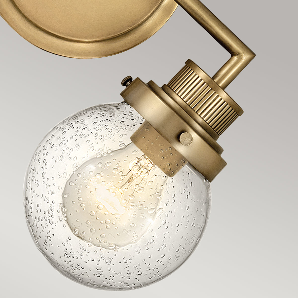 Poppy 37cm Laiton lampe de salle de bain De Elstead Lighting - Poppy est une lampe de salle de bain élégante et charmante qui allie design classique et fonctionnalité moderne.