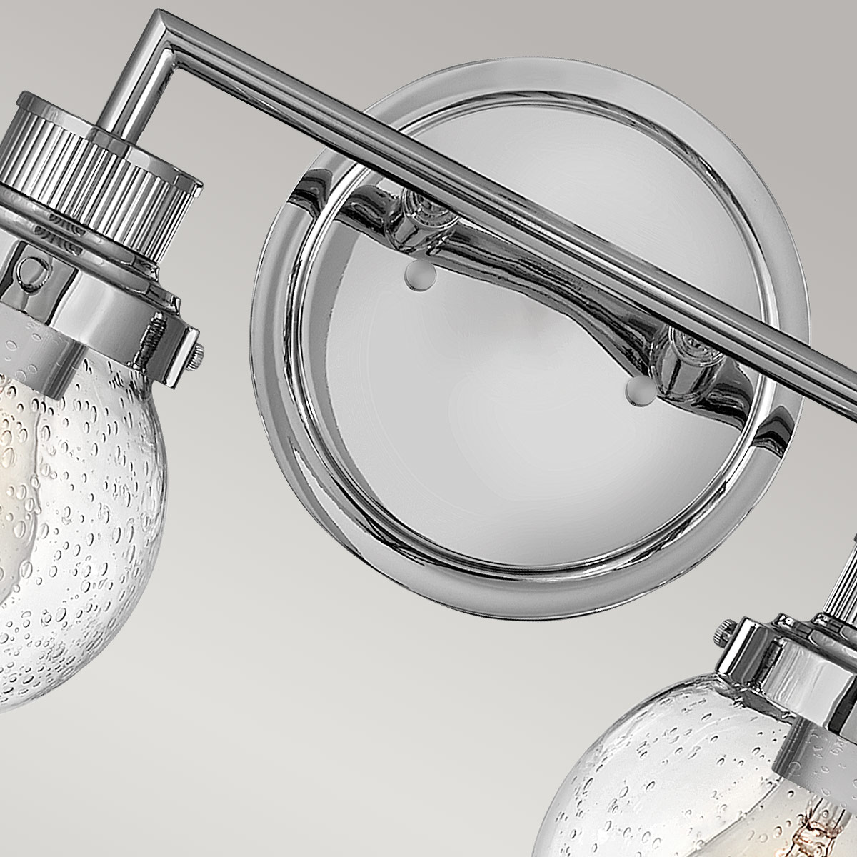 Poppy 37cm Chrome lampe de salle de bain De Elstead Lighting - Poppy est une lampe de salle de bain élégante et charmante qui allie design classique et fonctionnalité moderne.