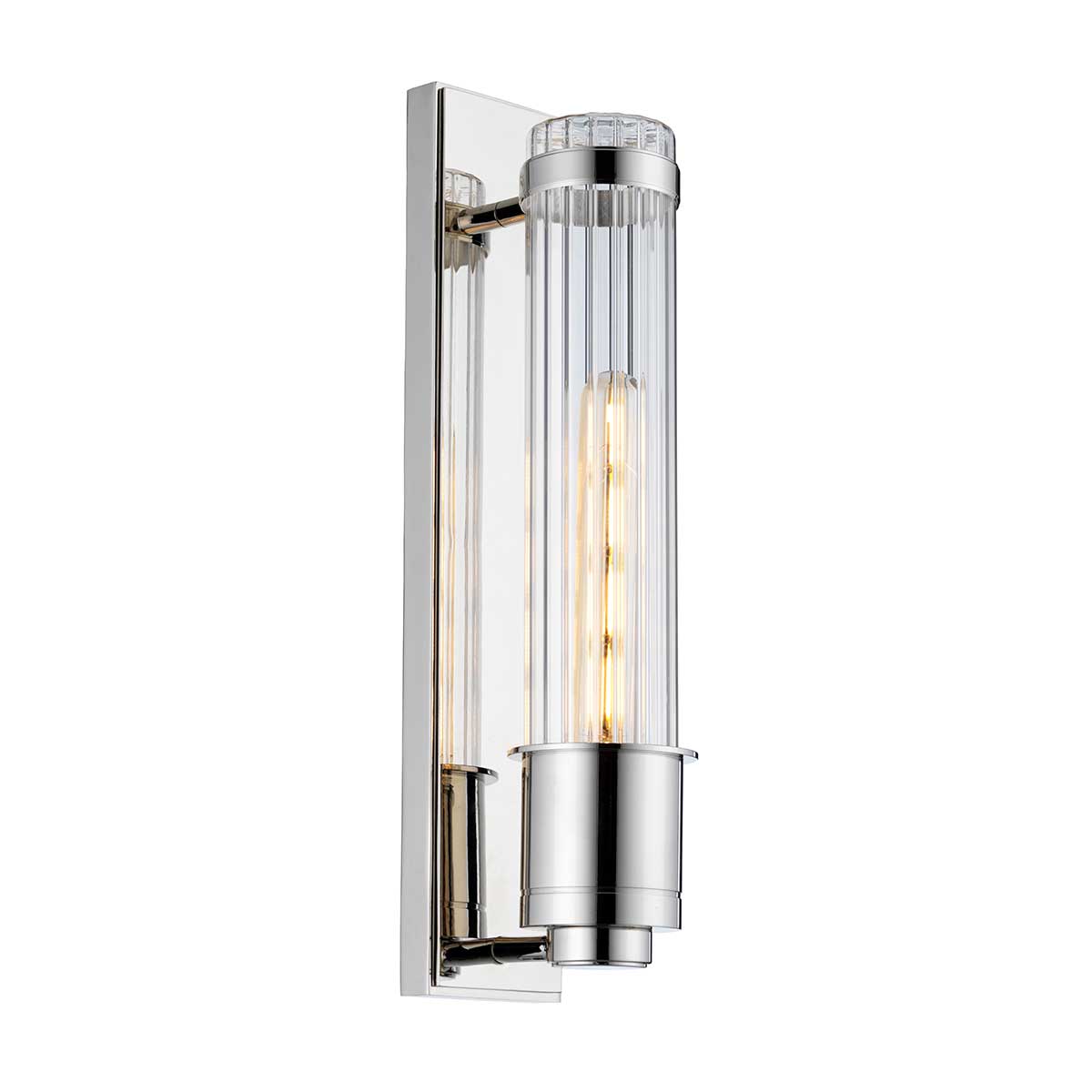 Wellington 40cm Chrome lampe de salle de bain De Elstead Lighting - Il est fabriqué en acier et en verre de haute qualité et dégage une sensation de luxe avec sa finition chromée polie et son abat-jour en verre nervuré qui offre une belle répartition de la lumière.