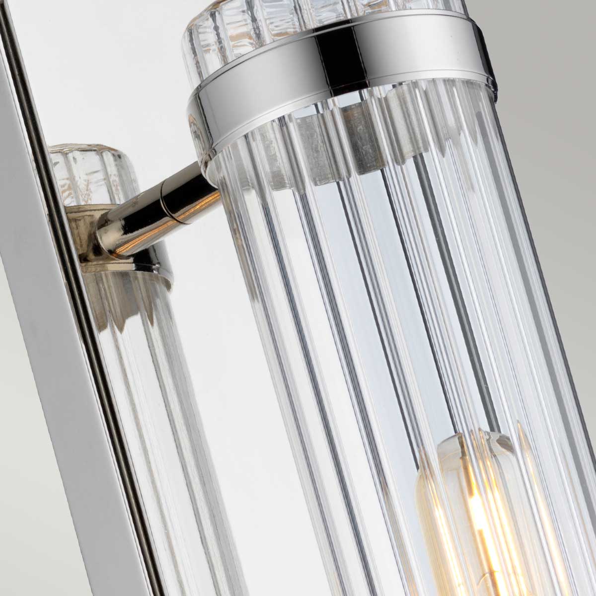 Wellington 40cm Chrome lampe de salle de bain De Elstead Lighting - Il est fabriqué en acier et en verre de haute qualité et dégage une sensation de luxe avec sa finition chromée polie et son abat-jour en verre nervuré qui offre une belle répartition de la lumière.