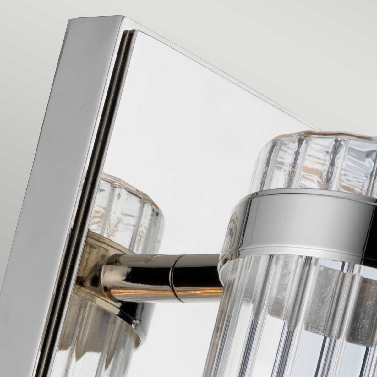 Wellington 40cm Chrome lampe de salle de bain De Elstead Lighting - Il est fabriqué en acier et en verre de haute qualité et dégage une sensation de luxe avec sa finition chromée polie et son abat-jour en verre nervuré qui offre une belle répartition de la lumière.