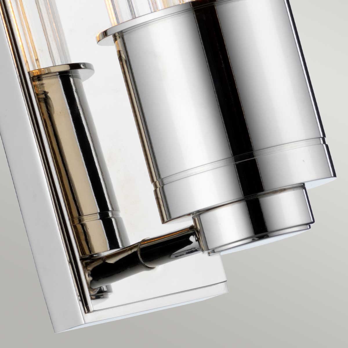Wellington 40cm Chrome lampe de salle de bain De Elstead Lighting - Il est fabriqué en acier et en verre de haute qualité et dégage une sensation de luxe avec sa finition chromée polie et son abat-jour en verre nervuré qui offre une belle répartition de la lumière.