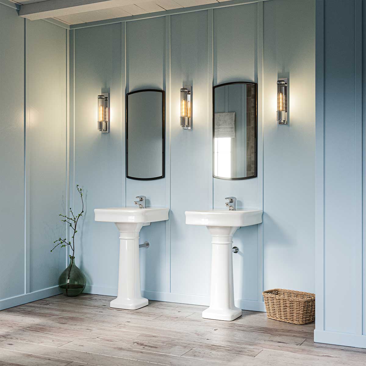 Wellington 40cm Chrome lampe de salle de bain De Elstead Lighting - Il est fabriqué en acier et en verre de haute qualité et dégage une sensation de luxe avec sa finition chromée polie et son abat-jour en verre nervuré qui offre une belle répartition de la lumière.