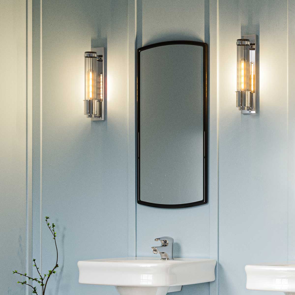 Wellington 40cm Chrome lampe de salle de bain De Elstead Lighting - Il est fabriqué en acier et en verre de haute qualité et dégage une sensation de luxe avec sa finition chromée polie et son abat-jour en verre nervuré qui offre une belle répartition de la lumière.