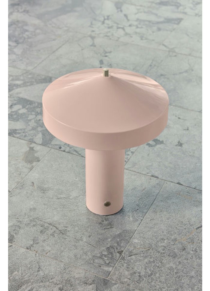 Hatto 40cm Rose lampe de table De OYOY - Elle fait partie de la célèbre série Hatto et est disponible en plusieurs coloris modernes.