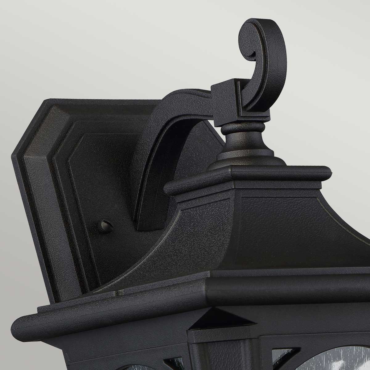 Bedford Noir lampe d’extérieur De Elstead Lighting - La lampe Bedford est fabriquée à partir d'un matériau composite et est conçue pour résister à des températures extrêmes, aussi bien élevées que basses.