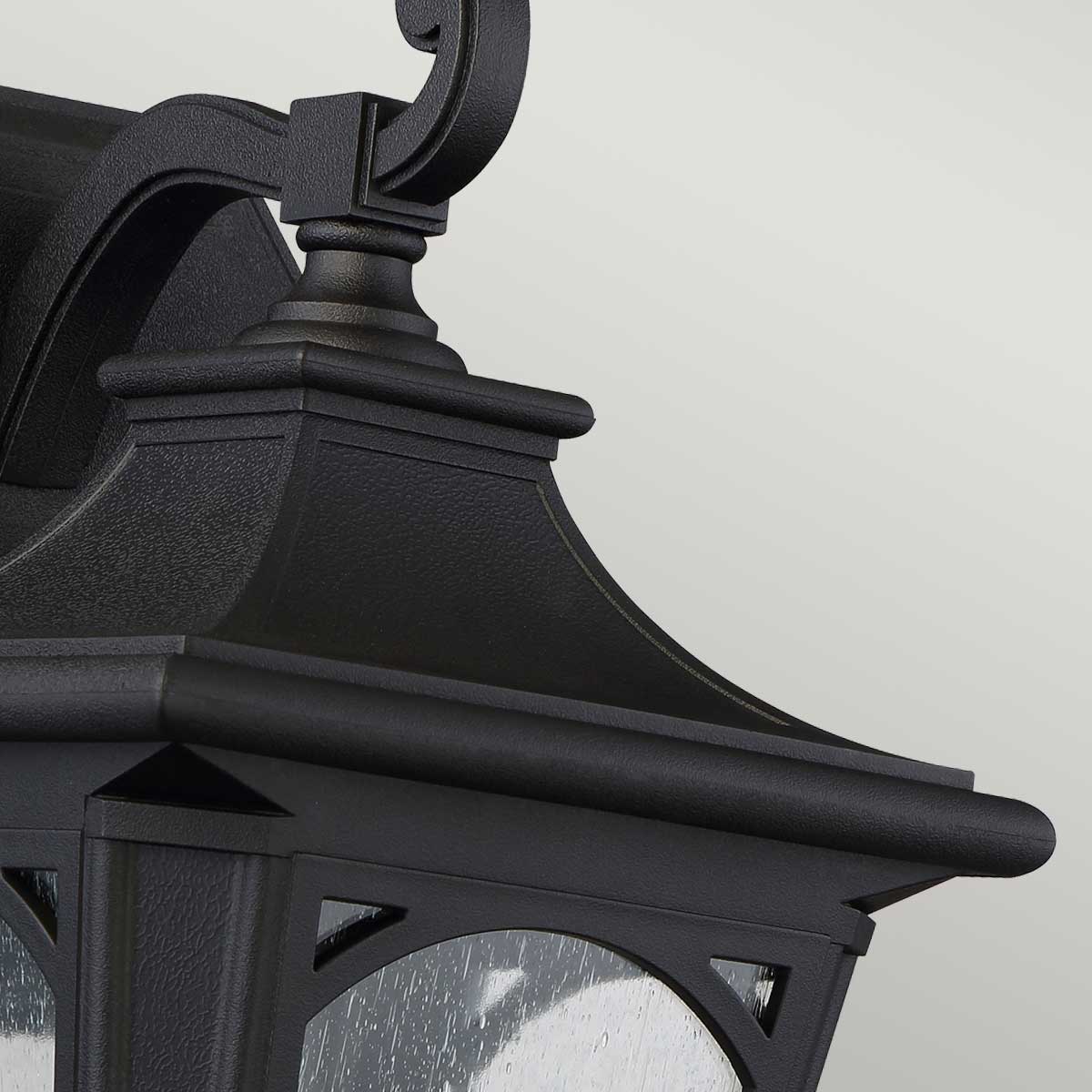 Bedford Noir lampe d’extérieur De Elstead Lighting - La lampe Bedford est fabriquée à partir d'un matériau composite et est conçue pour résister à des températures extrêmes, aussi bien élevées que basses.
